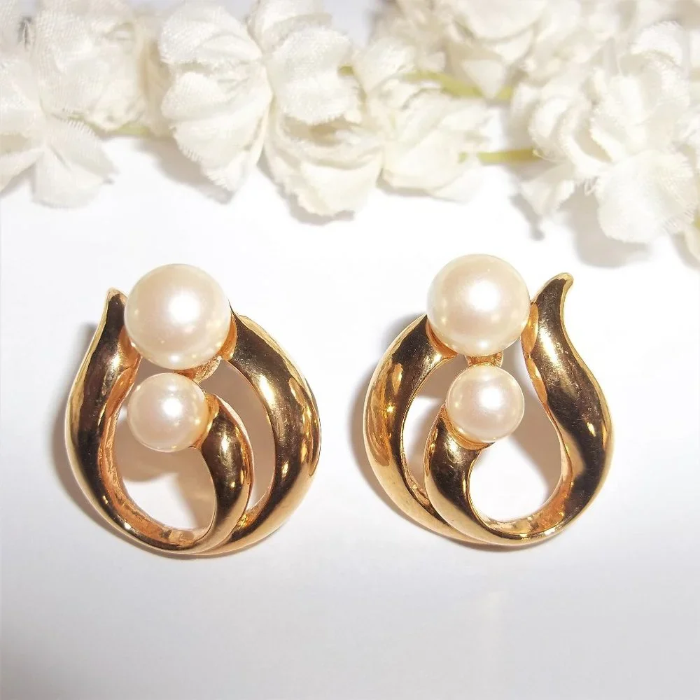 Vintage 1992 Avon Earrings Modern Classic Cream Faux Pearl and Gold Swirl A021